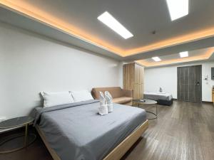 1BR Near BTS Queen & Single Bed City Center