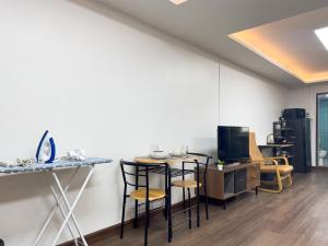 1BR Near BTS Queen & Single Bed City Center