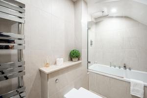 Charming 2- Bedroom Cottage in Central London