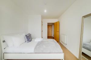 Fully Serviced Two Bed Apartment by ExCeL & O2