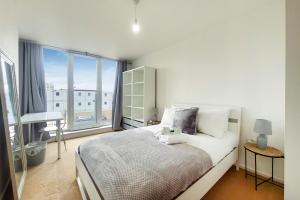 Fully Serviced Two Bed Apartment by ExCeL & O2