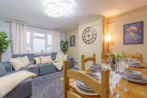 Open Mind Property- Hot Tub, Sleeps 10 & Free Parking