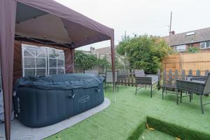 Open Mind Property- Hot Tub, Sleeps 10 & Free Parking