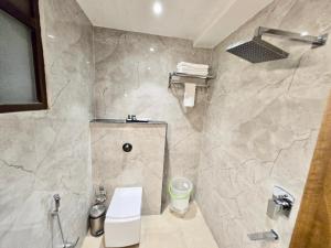 RISING HOTEL R-BANARASIA INN - Free Wi-Fi And LIFT Facilities With Spacious Parking And Restrurant - Near The Holy Kashi Vishwanath Temple BEST HOTEL