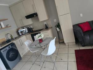 Stylish Bachelor Pad in the Heart of Fourways