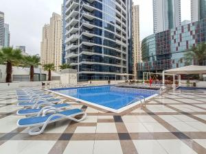Free housekeeping visits during your stay - StayShort - 2BR in Dubai Marina that Sleeps 6 with Water Views