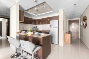 Free housekeeping visits during your stay - StayShort - 2BR in Dubai Marina that Sleeps 6 with Water Views