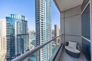 Free housekeeping visits during your stay - StayShort - 2BR in Dubai Marina that Sleeps 6 with Water Views
