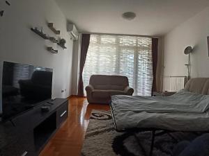 Linda Apartments- Arena