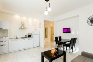 Square Garden Apartment