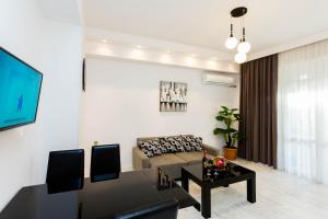 Square Garden Apartment