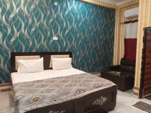 Shri Sundaram Palace Walking from Saryu Ghat