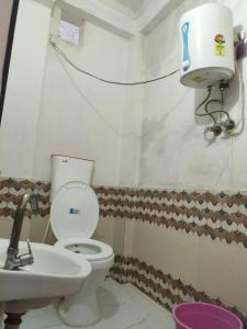 Shri Sundaram Palace Walking from Saryu Ghat