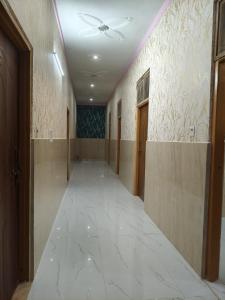 Shri Sundaram Palace Walking from Saryu Ghat