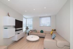 Modern Smart Home with Garden close to Richmond - Pass the Keys