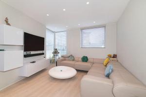 Modern Smart Home with Garden close to Richmond - Pass the Keys