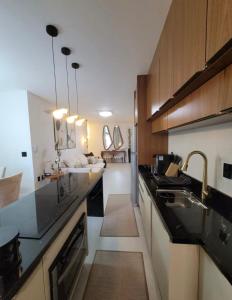 5 minutos a pé da praia, apto novo, luxuoso e completo, 3 suítes e facilíssimo acesso!