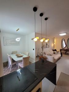 5 minutos a pé da praia, apto novo, luxuoso e completo, 3 suítes e facilíssimo acesso!