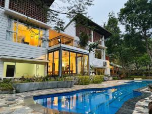 Guitar DC Homestay Suitable for 12 to 18 people