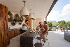 Modern 2BR Apartment - Jacuzzi Rooftop Pool & Gym