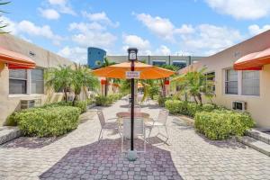 Chic Studio Apartment in Hollywood Beach