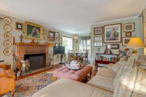 Hike, Sip and Explore! Blue Ridge Mtn Cabin with Porch