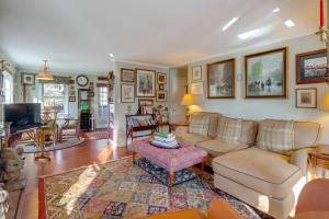 Hike, Sip and Explore! Blue Ridge Mtn Cabin with Porch