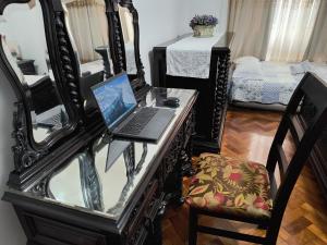 Apto Clássico, 2 quadras da Praia, Copacabana Palace e Metrô - Ar Condicionado - Muito bem Equipado