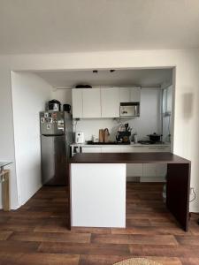 Urban apartment with a view of the lake and the volcano