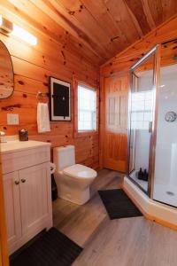 Cedar Wrapped Cozy Villa Cabin - 4 miles from Trails