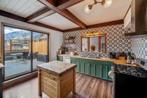 Mountain View Retreat in the heart of Banff - Massive House Sleeps 23