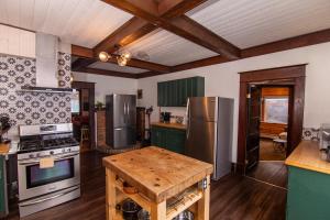Mountain View Retreat in the heart of Banff - Massive House Sleeps 23