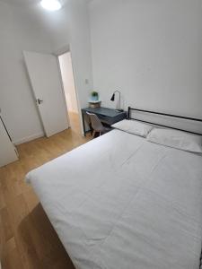 Fulham Broadway Apartment by PrimeCityHosts