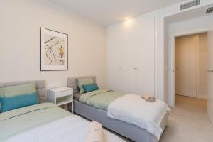 Modern apartment with sea view and terrace II