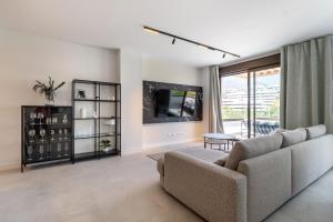 Modern apartment with sea view and terrace II