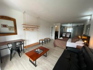 CASA AZUL LA GARRUCHA Transporte, Tours y Más