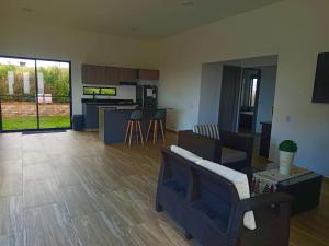 LUZ DE LUNA mesa de los santos house