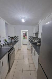 Stylish 5-Bed house, fast Wi-Fi, Sky, free parking