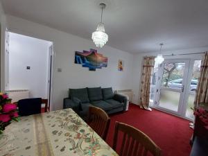 Stunning 1 Bed Spacious Flat with Private Parking!