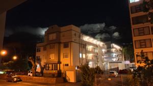 Table Mountain views, modern,lots of natural light, with parking