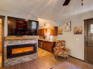 Green Mountain Falls Cottage with HOT TUB