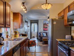 Green Mountain Falls Cottage with HOT TUB