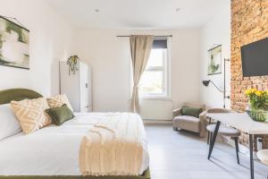 Amazing serviced accommodations for Corporate Contractors and Leisure clients Located at a walking distance from three majors Underground and Overground stations