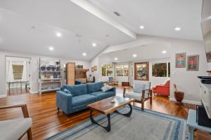 Downtown Dunedin Escape – Shops, Trails & Beer