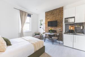 Amazing serviced accommodations for Corporate Contractors and Leisure clients Located at a walking distance from three majors Underground and Overground stations
