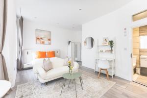 Amazing serviced accommodations for Corporate Contractors and Leisure clients Located at a walking distance from three majors Underground and Overground stations