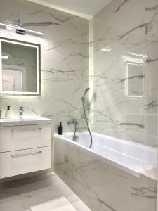 Golden Stay Luxury 3-Bedroom Apartment in Warsaw