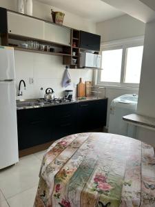 Lindo Apto 02 Dorm perto do centro e praia com elevador e Garagem