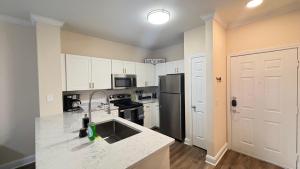 Relaxing Pool-View 1BR Near Top Houston Spots