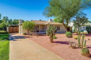 half Mi to Light Rail Midtown PHX Home with Patio